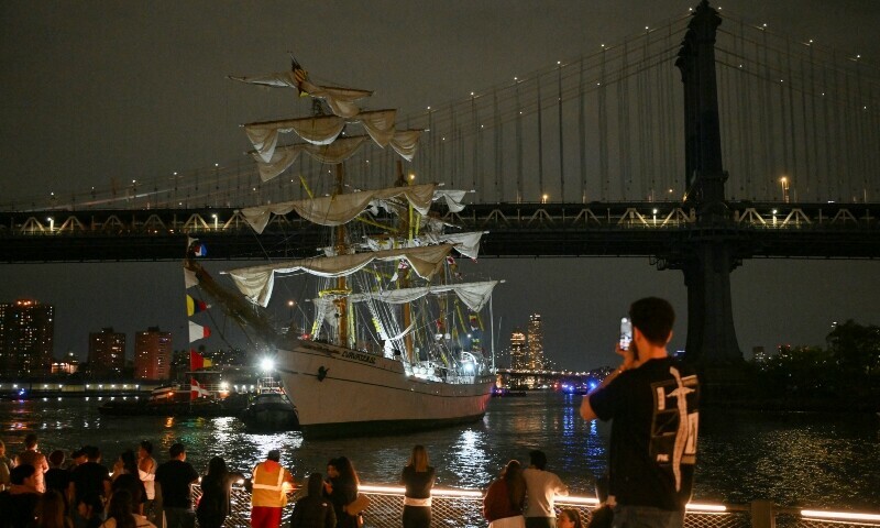 Mexican Navy Ship Hits Brooklyn Bridge, 2 Dead